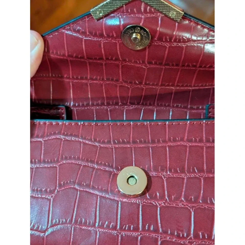 Urban Expressions Hester Red‎ Croc Embossed Crossbody Wallet Clutch Gold Chain